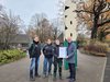 Vergabe der Auszeichnung des Zoo Krefeld für besonderen Leistungen in der Ausbildung (2.v.r.), der Landesbesten bei der Abschlussprüfung in der Zootierpflege. Ausbilderin Eva Ravagni (l.) und Zoodirektor Dr. Wolfgang Dreßen freuen sich über den doppelten Erfolg. 