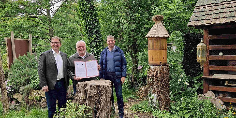 Stärker vom Aussterben bedroht als die Honigbiene sind viele Wildbienenarten. Der Bienengarten im Zoo Leipzig klärt Besucherinnen und Besucher darüber auf. Dort unterzeichnen Jörg-Andreas Krüger, Präsident des Naturschutzbunds Deutschland (NABU) und Prof. Dr. Jörg Junhold, Präsident des Verbands der Zoologischen Gärten (VdZ) und Direktor des Zoo Leipzig, mit Volker Homes, Geschäftsführer des VdZ, die Vereinbarung für eine engere Zusammenarbeit. 
