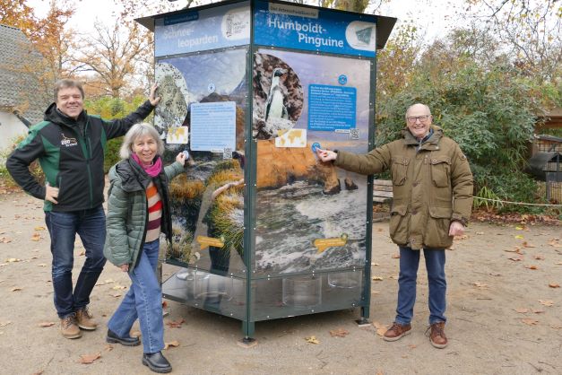 Zoo-Aufsichtsratsvorsitzende Heidi Matthias, Zoofreunde-Vorsitzender Friedrich R. Berlemann (r) und Zoodirektor Dr. Wolfgang Dreßen mit dem SpendenHexagon